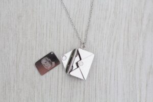 5 Ways Memorial Jewellery Can Help You Heal After a Loss Gemz by Emz